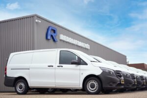 Bedrijfsfoto Raymond van Lieshout geschoten door Jesper van Beek - Mercedes Vito Bus buiten - Zakelijke Bedrijfsfotografie - Commerciële fotograaf - Branding Shoots